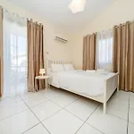 2 Bedroom House Near The Casa vacanze *